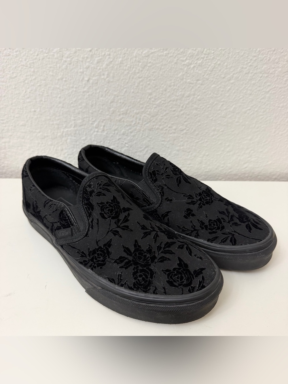 Vans Classic Slip-On Black Velvet Floral Rose Shoes Women’s 7.5 Men’s 6 - Picture 2 of 10